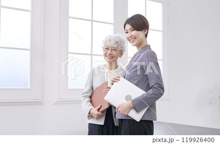 シニアのビジネスウーマンとミドルエイジのビジネスウーマンのポートレート　オフィス 119926400