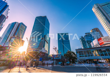 日本の東京都市景観 朝日を浴びる渋谷スクランブル交差点などを望む＝10月21日 119926554