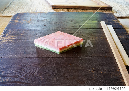 ひな祭り 伝統的な菱餅づくり（東京都世田谷区） 119926562