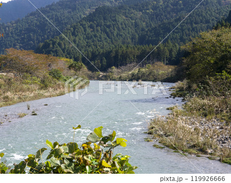 京都府南丹市美山町を流れる由良川の風景 119926666
