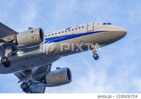 着陸する旅客機 119926724