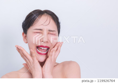 口に手をあてて驚く女性 119926764