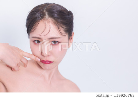お肌をチェックする女性 お肌をチェックする女性 119926765