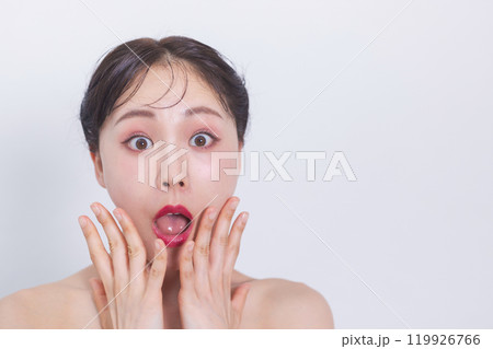 口に手をあてて驚く女性 119926766