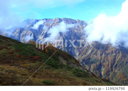 秋の八方尾根から見る紅葉の山並み 119926798