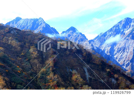 秋の八方尾根から見る紅葉の山並み 119926799