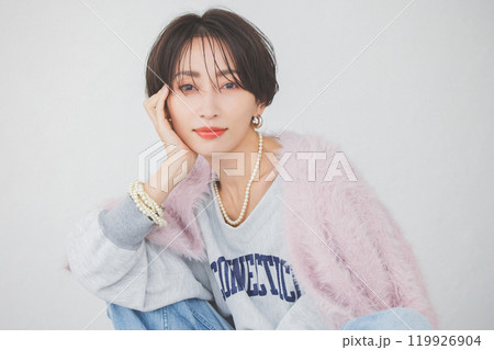 頬杖をつく女性 頬杖をつく女性 119926904