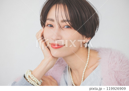 頬杖をつく若い女性 119926909