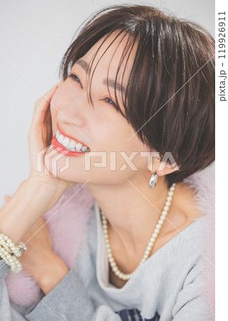 笑顔の女性 119926911