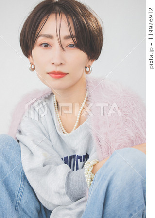 椅子に座る女性 119926912