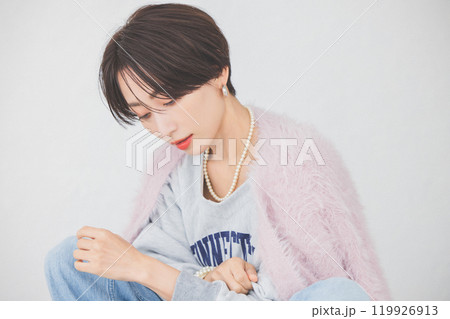 椅子に座る女性 椅子に座る女性 119926913