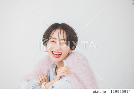 笑顔の女性 119926914