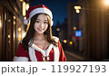 クリスマスにサンタコスチュームを着た美しいアジア人女性 119927193