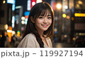 夜の街を歩く美しいアジア人女性 119927194
