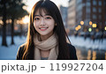 冬の街で微笑む美しいアジア人女性 119927204
