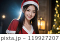 クリスマスにサンタコスチュームを着た美しいアジア人女性 119927207