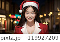 クリスマスにサンタコスチュームを着た美しいアジア人女性 119927209