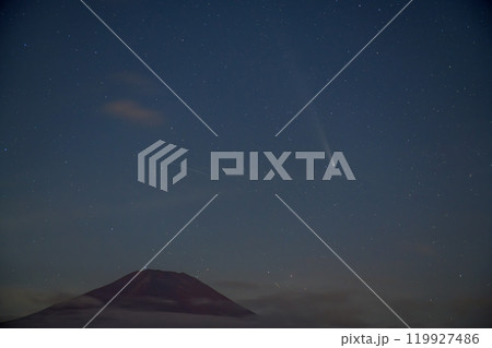 紫金山・アトラス彗星と富士山(山梨県) 紫金山・アトラス彗星と富士山(山梨県) 119927486