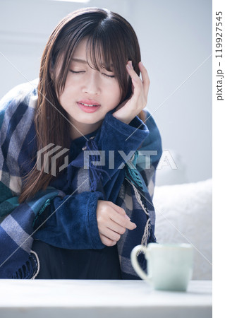 冬のパジャマを着た風邪で具合が悪すぎて頭痛が酷い女性のクローズアップの縦 冬のパジャマを着た風邪で具合が悪すぎて頭痛が酷い女性のクローズアップの縦 119927545