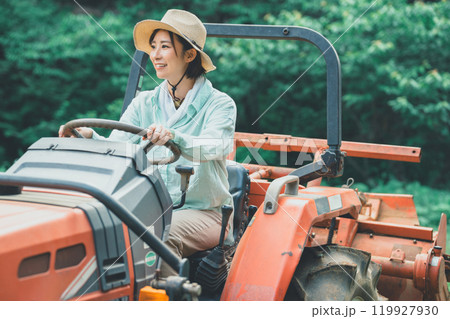 トラクターの運転をする女性 119927930