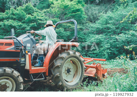 トラクターの運転をする女性 トラクターの運転をする女性 119927932