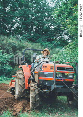 トラクターの運転をする女性 119927937
