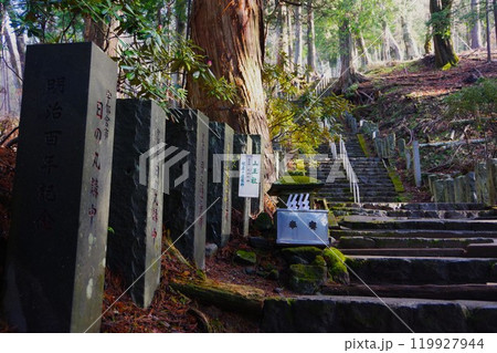 二荒山神社の境内地にある百名山「男体山」の登山道 二荒山神社の境内地にある百名山「男体山」の登山道 119927944