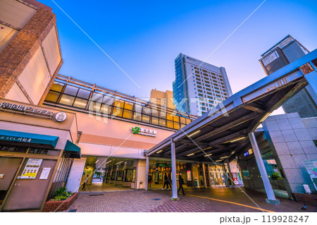 日本の横浜都市景観 桜木町駅 南改札（西口）などを望む。野毛ちかみち側… 119928247