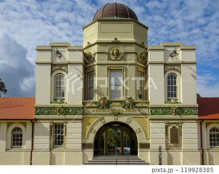 The main entrance of Taronga Zoo on a sunny Sydney. 119928385
