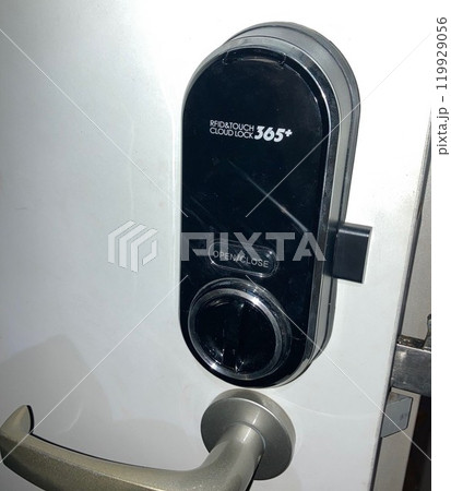 電子錠の室内側のサムターンです。防犯仕様で空き巣には開けられません。 119929056