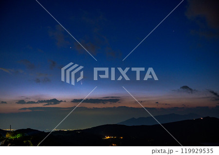 紫金山・アトラス彗星と国際宇宙ステーションを大観山から望む(神奈川県) 紫金山・アトラス彗星と国際宇宙ステーションを大観山から望む(神奈川県) 119929535