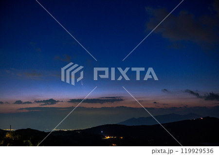 紫金山・アトラス彗星と国際宇宙ステーションを大観山から望む(神奈川県) 紫金山・アトラス彗星と国際宇宙ステーションを大観山から望む(神奈川県) 119929536
