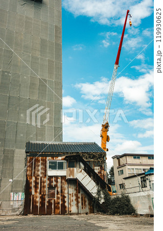 工事中のビルとトタン小屋とクレーン 119930625