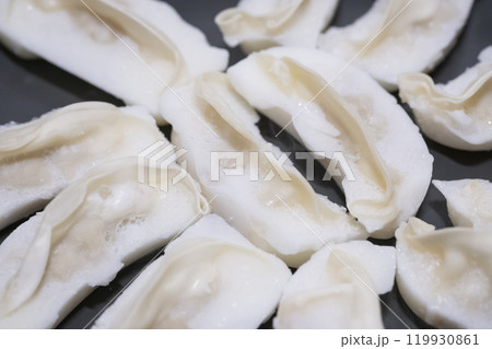フライパンに並べた冷凍餃子のイメージ　(写真素材) 119930861