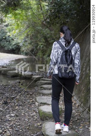 自然の中の遊歩道を散策する若い女性 自然の中の遊歩道を散策する若い女性 119930914