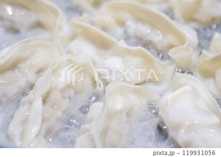 冷凍餃子を焼いているイメージ (写真素材) 冷凍餃子を焼いているイメージ (写真素材) 119931056