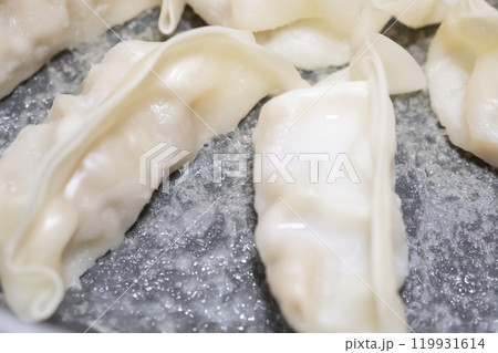 冷凍餃子で羽根がつくられるイメージ　(写真素材) 119931614