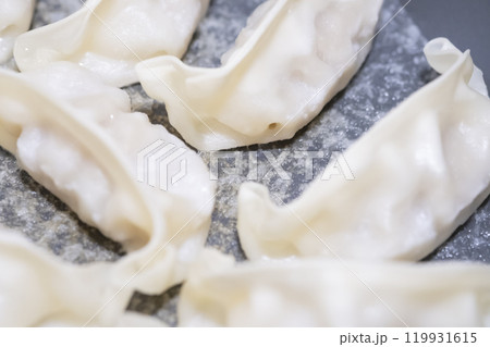 冷凍餃子で羽根がつくられるイメージ　(写真素材) 119931615