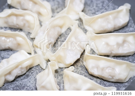 冷凍餃子で羽根がつくられるイメージ　(写真素材) 119931616