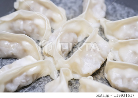 冷凍餃子で羽根がつくられるイメージ　(写真素材) 119931617