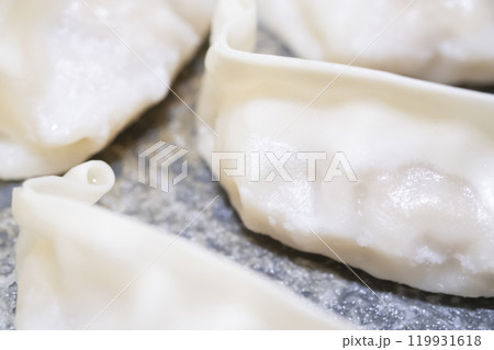 冷凍餃子で羽根がつくられるイメージ　(写真素材) 119931618