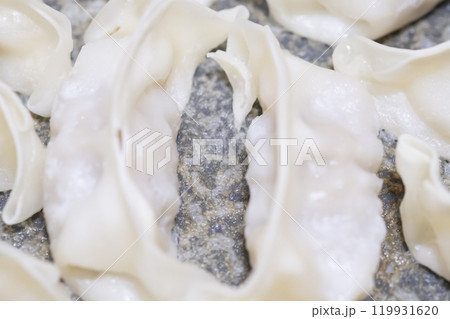 冷凍餃子で羽根がつくられるイメージ　(写真素材) 119931620