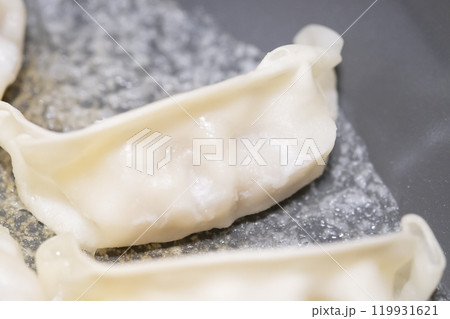冷凍餃子で羽根がつくられるイメージ　(写真素材) 119931621