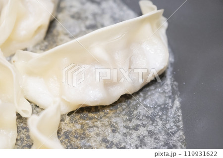 冷凍餃子で羽根がつくられるイメージ　(写真素材) 119931622