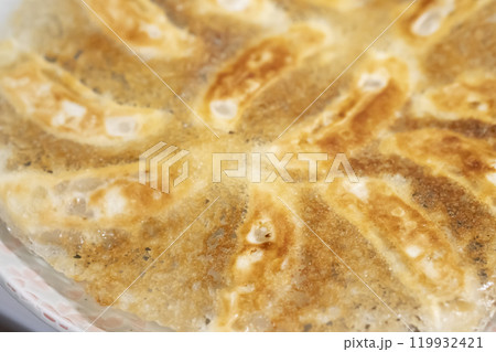 パリパリに焼けた羽根つき餃子のイメージ (写真素材) パリパリに焼けた羽根つき餃子のイメージ (写真素材) 119932421