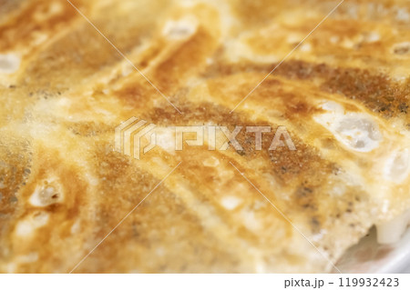 パリパリに焼けた羽根つき餃子のイメージ (写真素材) パリパリに焼けた羽根つき餃子のイメージ (写真素材) 119932423