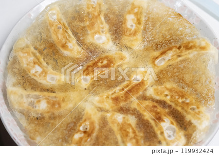 パリパリに焼けた羽根つき餃子のイメージ (写真素材) パリパリに焼けた羽根つき餃子のイメージ (写真素材) 119932424