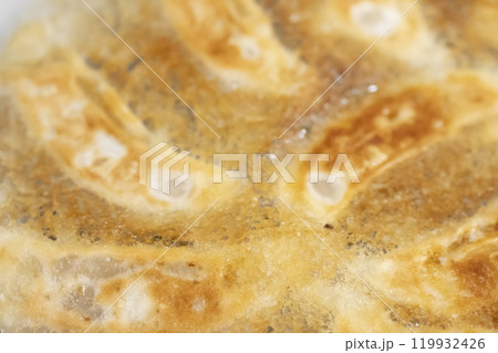 パリパリに焼けた羽根つき餃子のイメージ　(写真素材) 119932426