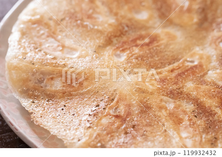 パリパリに焼けた羽根つき餃子のイメージ (写真素材) パリパリに焼けた羽根つき餃子のイメージ (写真素材) 119932432