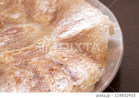 パリパリに焼けた羽根つき餃子のイメージ (写真素材) パリパリに焼けた羽根つき餃子のイメージ (写真素材) 119932433